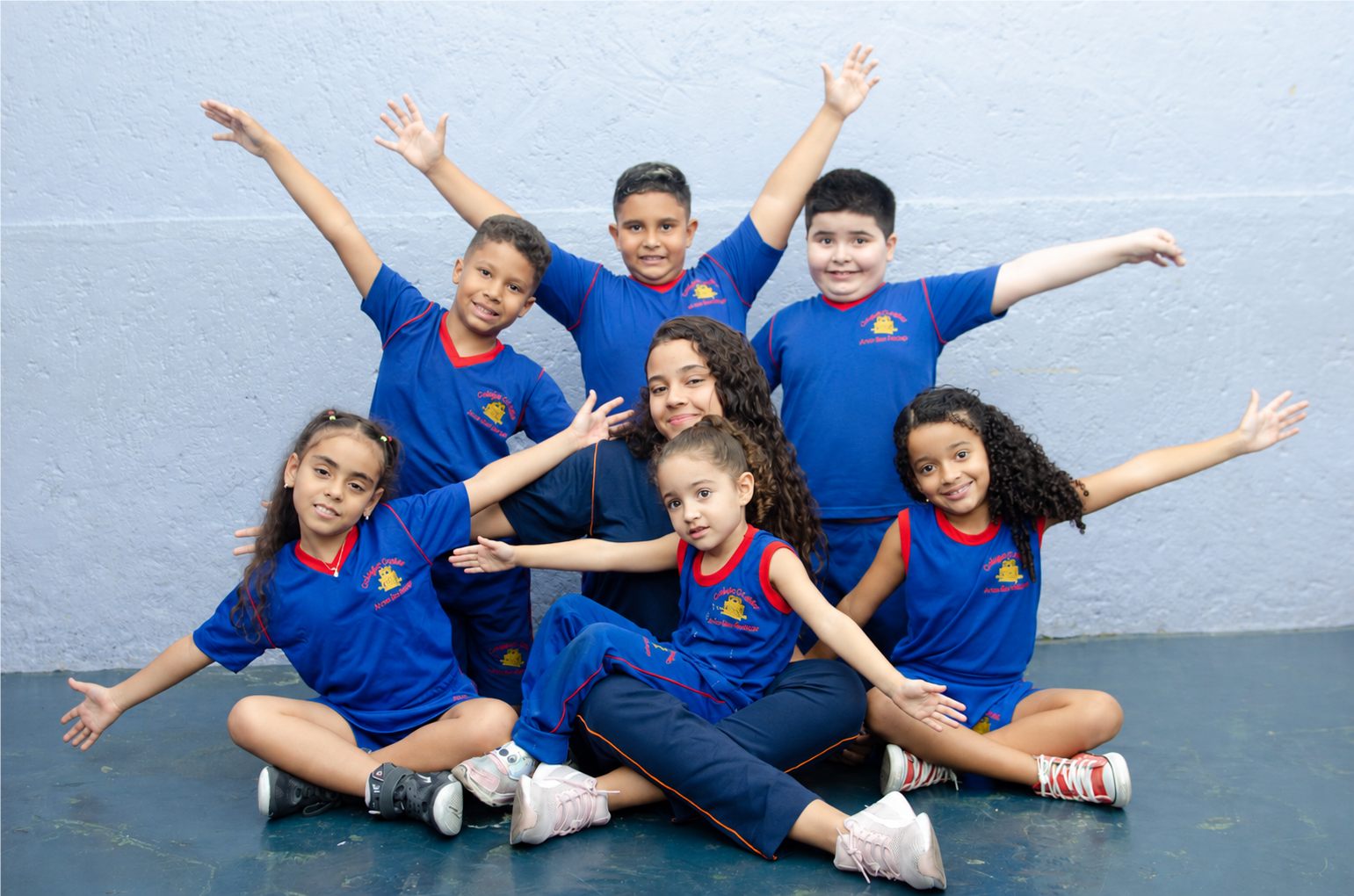 Grupo de estudantes com uniforme do Colégio Arca da Aliança
