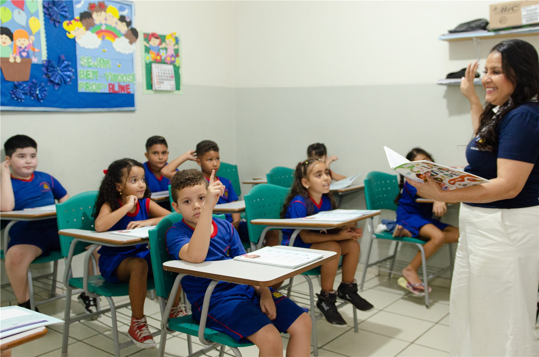 Educadora conduzindo uma atividade com estudantes em sala de aula